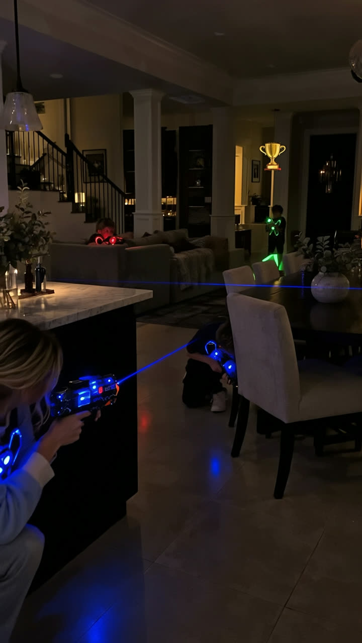 Lasertag hinter den Esszimmerstühlen